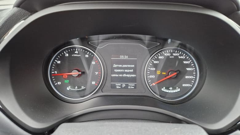 Ошибки перевода в новых «Москвичах» показали на фото. Обновление исправляет не все ошибки