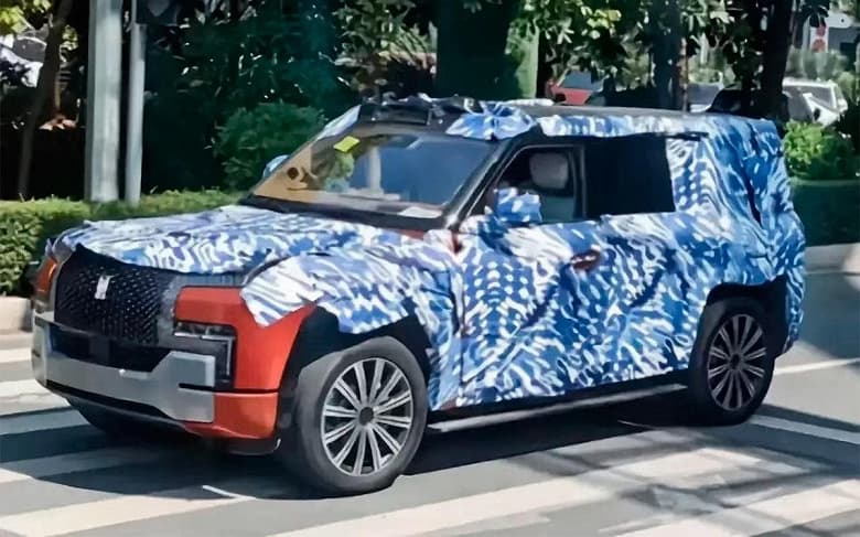 Огромная мощность, водонепроницаемость, разворот на месте, «режим краба» и разгон до «сотни» за 3 с. BYD Yangwang U8 заметили на дороге в Китае