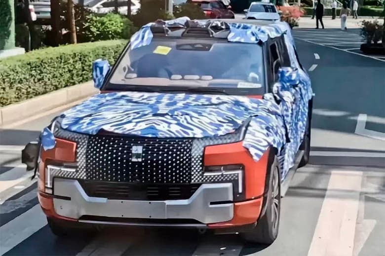 Огромная мощность, водонепроницаемость, разворот на месте, «режим краба» и разгон до «сотни» за 3 с. BYD Yangwang U8 заметили на дороге в Китае