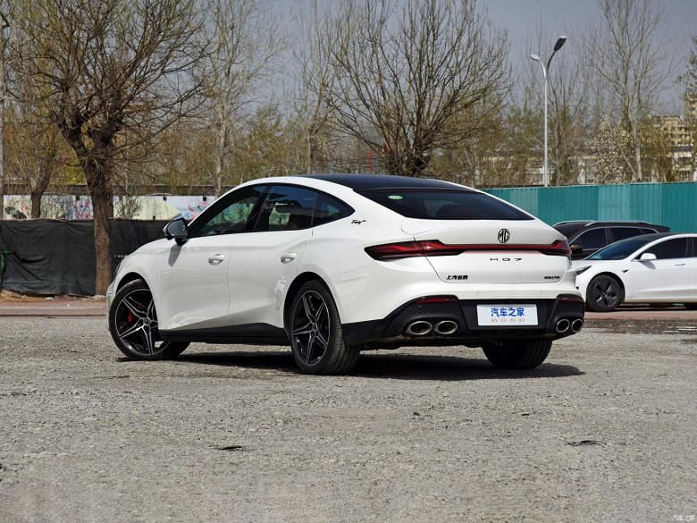 У Toyota Camry появился сильный конкурент. Представлен MG7, он получил 261-сильный мотор, 9-ступенчатый «автомат» и очень хорошее оснащение 