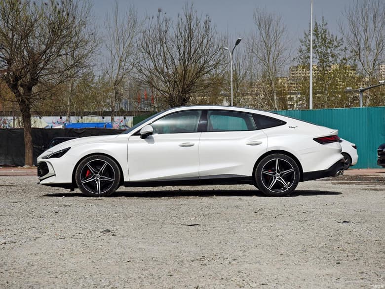 У Toyota Camry появился сильный конкурент. Представлен MG7, он получил 261-сильный мотор, 9-ступенчатый «автомат» и очень хорошее оснащение 