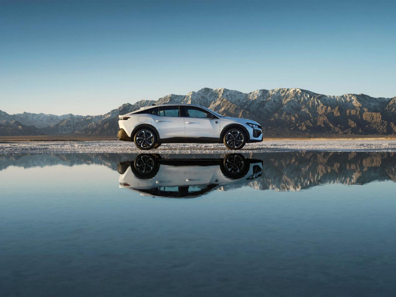 175 л.с., 8-ступенчатый автомат и неповторимый французский стиль. В Китае стартовали продажи кроссовера-фастбэка Peugeot 408X