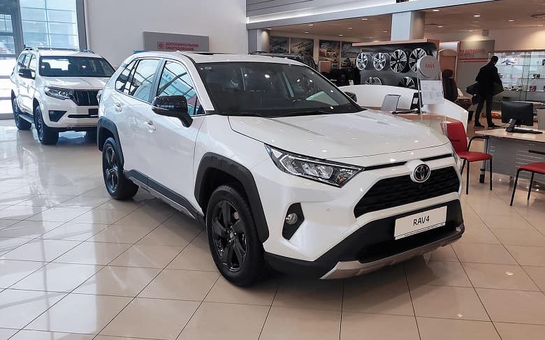 В России подешевели кроссоверы Toyota RAV4, ввозимые по параллельному импорту