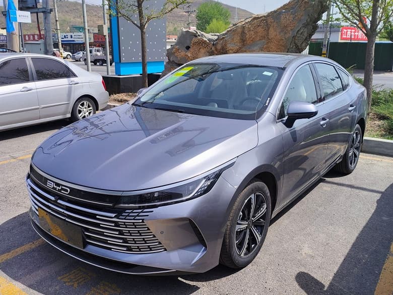 На российском авторынке появился «разрушитель». Дилеры привезли в Россию 197-сильный седан BYD Destroyer 05 имеет запас хода около 1200 км