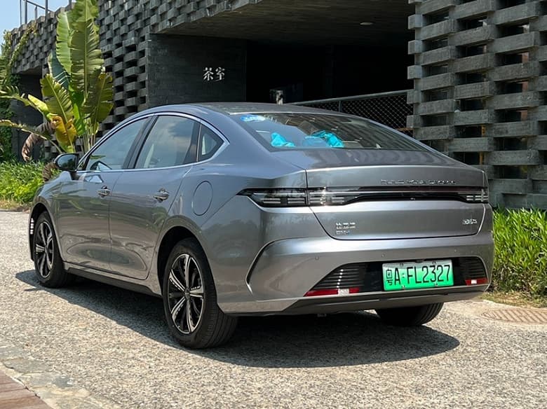 На российском авторынке появился «разрушитель». Дилеры привезли в Россию 197-сильный седан BYD Destroyer 05 имеет запас хода около 1200 км