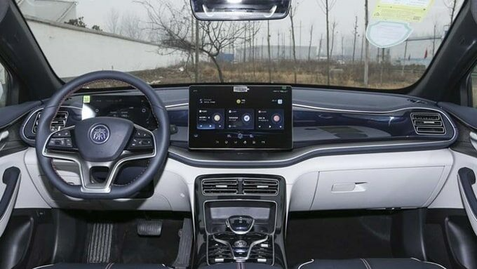 Пока Tesla проектирует, BYD уже выпускает такие машины. Дешёвый и мощный электромобиль с новыми функциями BYD Qin Plus DM-i 2023 представят 7 апреля