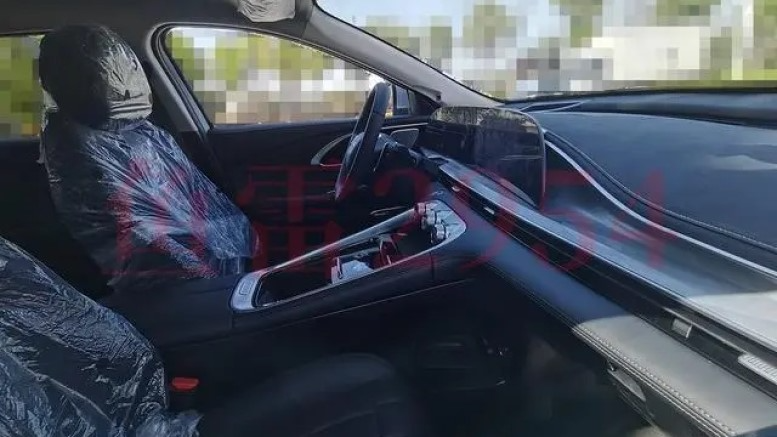 Это Exeed TXL 2024. Он получит новую подвеску и лишится внутренних ручек для открывания дверей