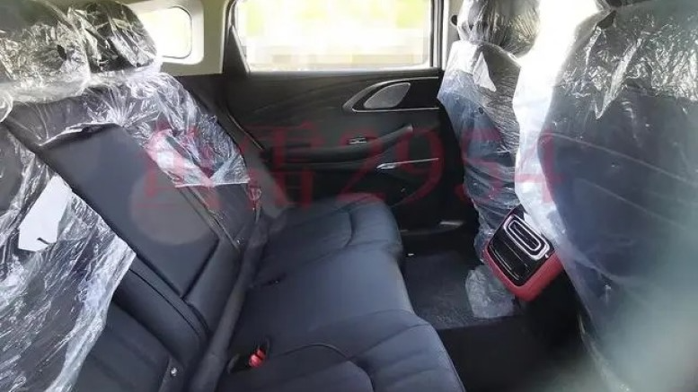 Это Exeed TXL 2024. Он получит новую подвеску и лишится внутренних ручек для открывания дверей