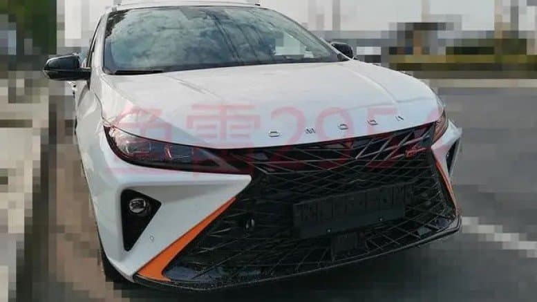 Перспективный седан Omoda GT для России показали на живых фото. Что это за модель?