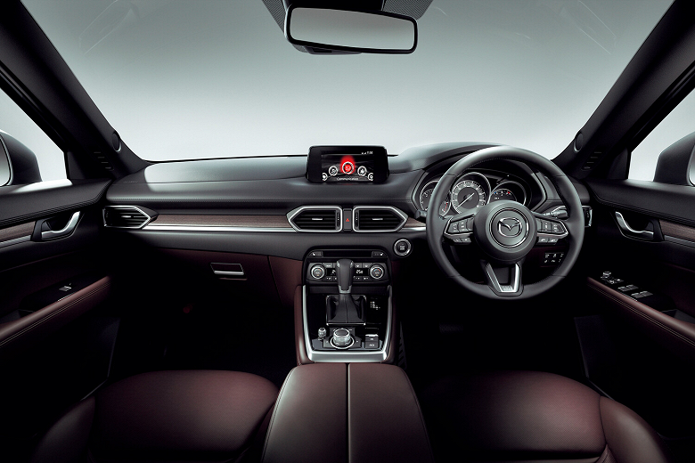 В России начали продавать Mazda CX-8 2023. Праворульный вариант стоит на 1,5 млн рублей меньше