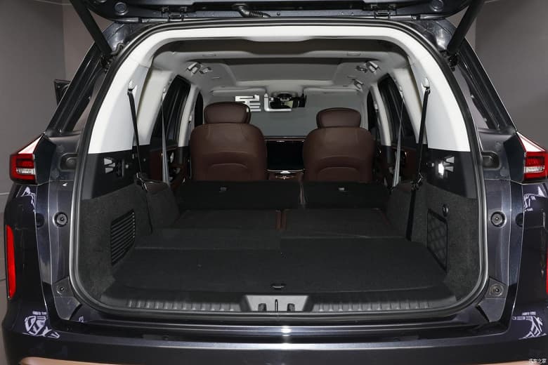 261 л.с., 8-ступенчатый «автомат», полный привод и три экрана, интегрированных в переднюю панель. Представлен новый Exeed VX, и он сильно преобразился внутри