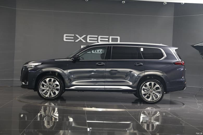 261 л.с., 8-ступенчатый «автомат», полный привод и три экрана, интегрированных в переднюю панель. Представлен новый Exeed VX, и он сильно преобразился внутри