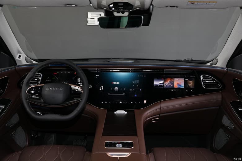 261 л.с., 8-ступенчатый «автомат», полный привод и три экрана, интегрированных в переднюю панель. Представлен новый Exeed VX, и он сильно преобразился внутри