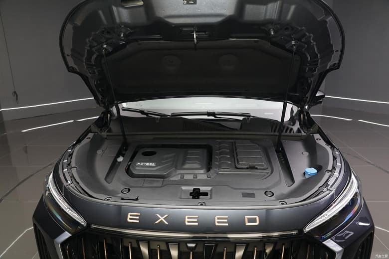 261 л.с., 8-ступенчатый «автомат», полный привод и три экрана, интегрированных в переднюю панель. Представлен новый Exeed VX, и он сильно преобразился внутри