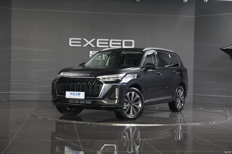 261 л.с., 8-ступенчатый «автомат», полный привод и три экрана, интегрированных в переднюю панель. Представлен новый Exeed VX, и он сильно преобразился внутри