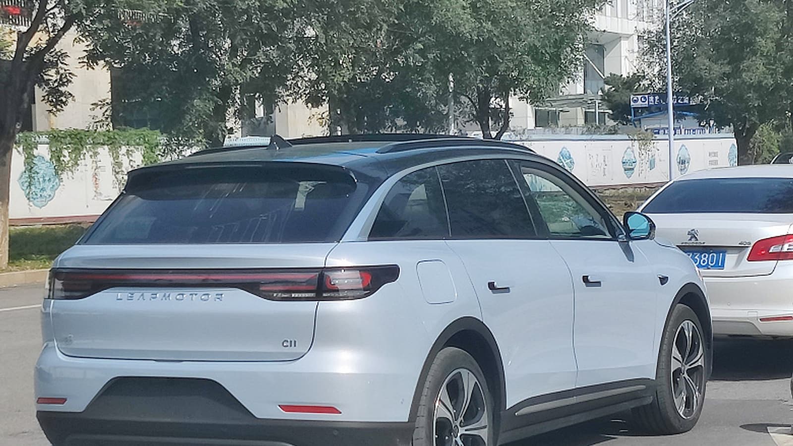 В России начали продавать кроссовер Leapmotor C11, это мощный конкурент Tesla Model Y c хорошим оснащением и автопилотом. Сколько просят за новинку?