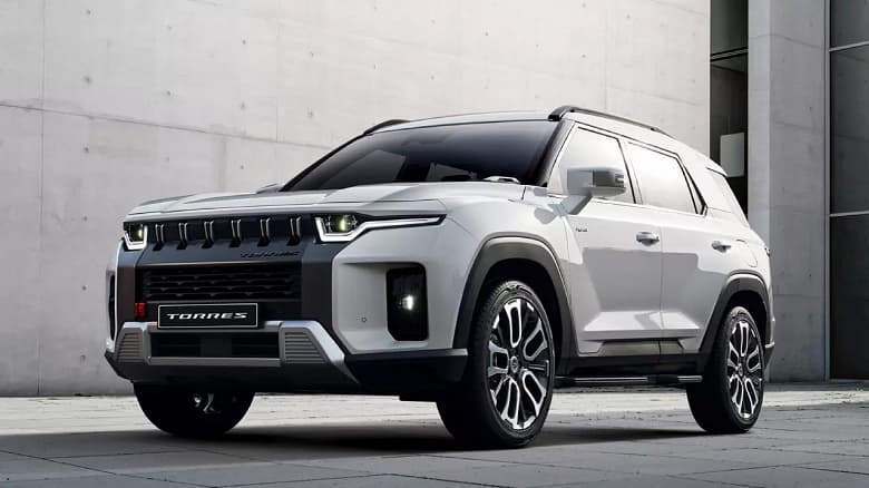 В Россию привезли новейший кроссовер SsangYong Torres. У него турбомотор мощностью 170 л.с., 6-ступенчатый «автомат» и полный привод — а что с ценой?