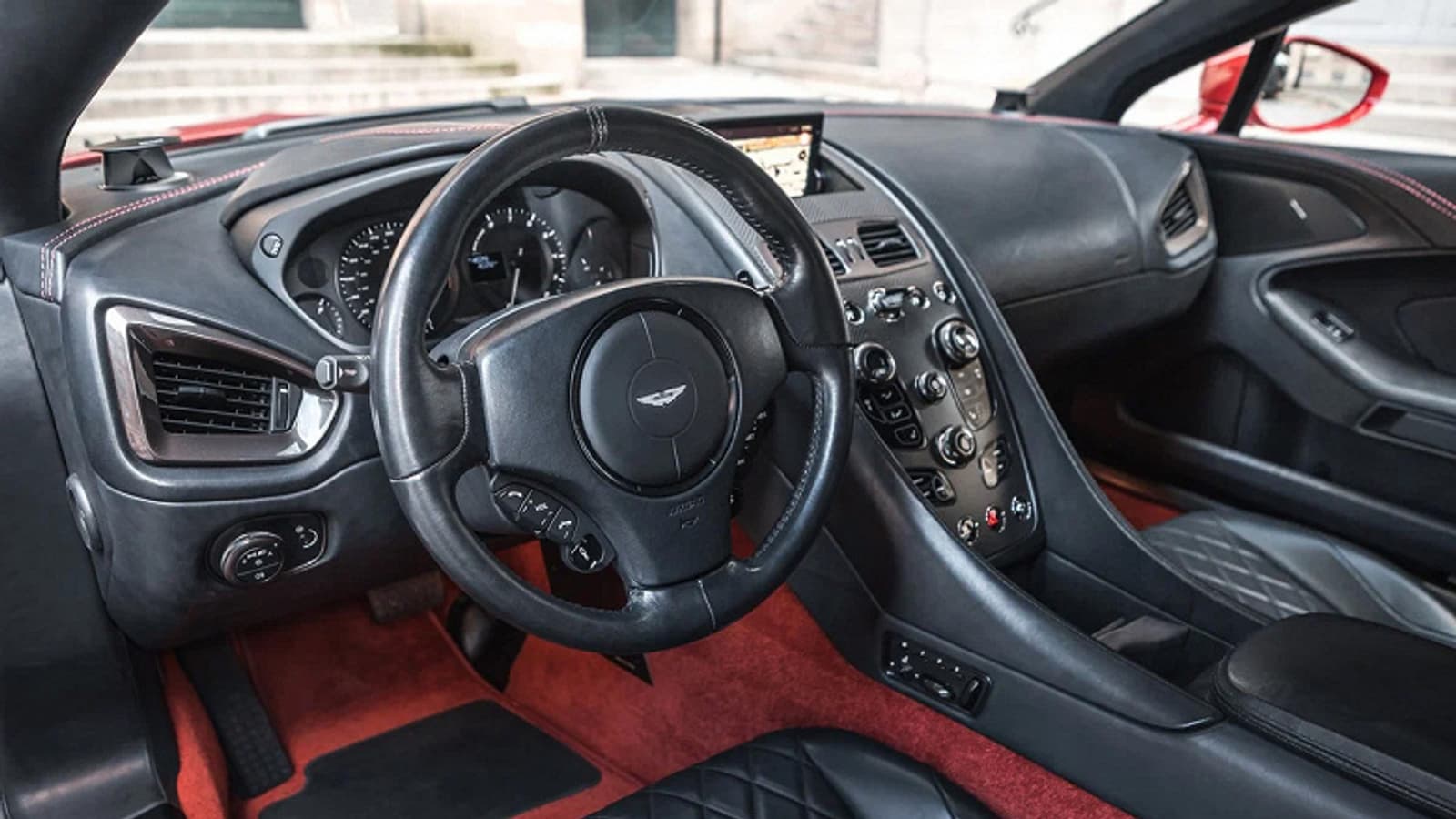 Российский дилер готов привезти под заказ единственный в своем роде 600-сильный спорткар Aston Martin Vanquish Zagato. Сколько просят за эксклюзив?