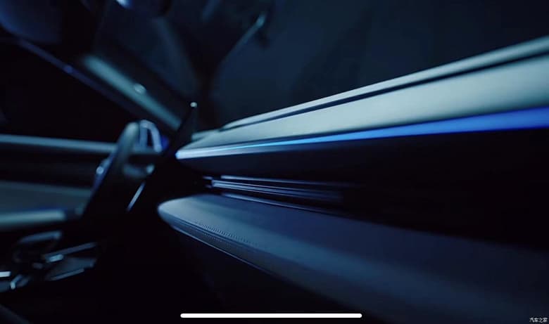 Geely показала салон молодежного кроссовера Atlas Cool: система распознавания лица, подсветка даже в динамиках и необычная ручка КПП