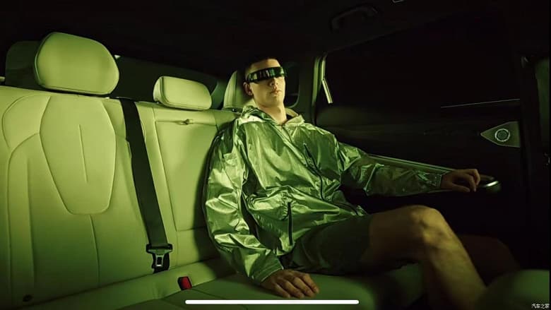 Geely показала салон молодежного кроссовера Atlas Cool: система распознавания лица, подсветка даже в динамиках и необычная ручка КПП