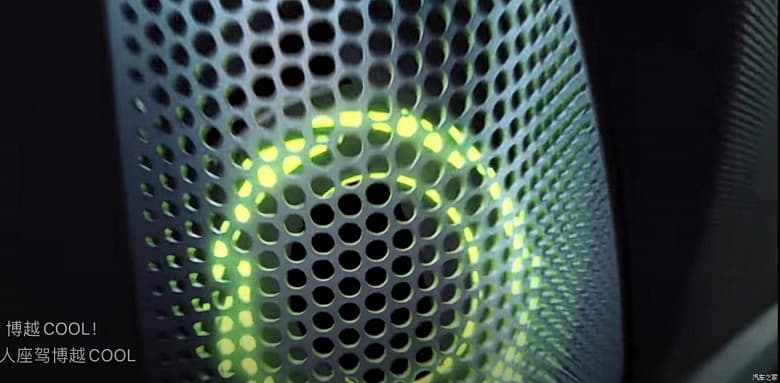 Geely показала салон молодежного кроссовера Atlas Cool: система распознавания лица, подсветка даже в динамиках и необычная ручка КПП