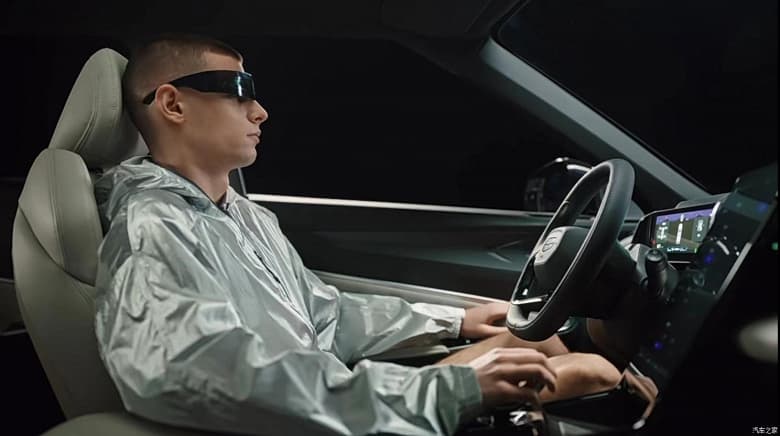 Geely показала салон молодежного кроссовера Atlas Cool: система распознавания лица, подсветка даже в динамиках и необычная ручка КПП