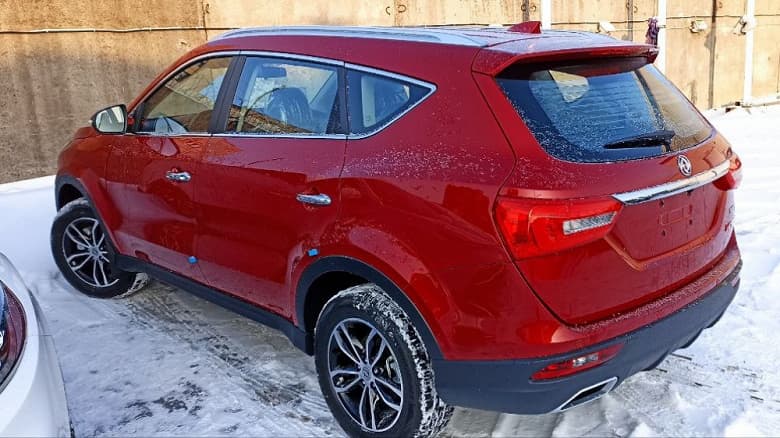 Это один из самых доступных новых 7-местных кроссоверов на российском рынке. В Россию завезли партию Dongfeng DFM 580 2023 года