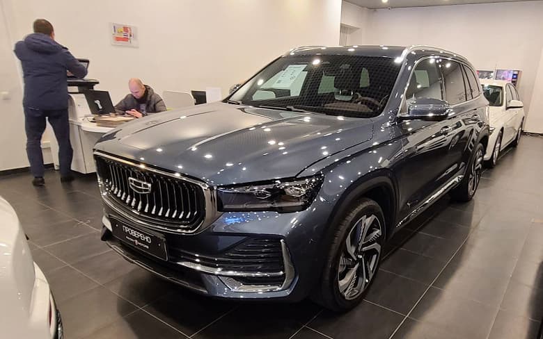 Так выглядит Geely Monjaro и сверхэкономичный Chery Tiggo 8 Pro e+ для России. Оба автомобиля уже в стране, опубликованы живые фото