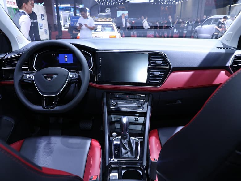 150 л.с., «автомат» и довольно просторный для своих габаритов салон при цене 12 600 долларов. В Китае представлен обновленный кроссовер Jetta VS5