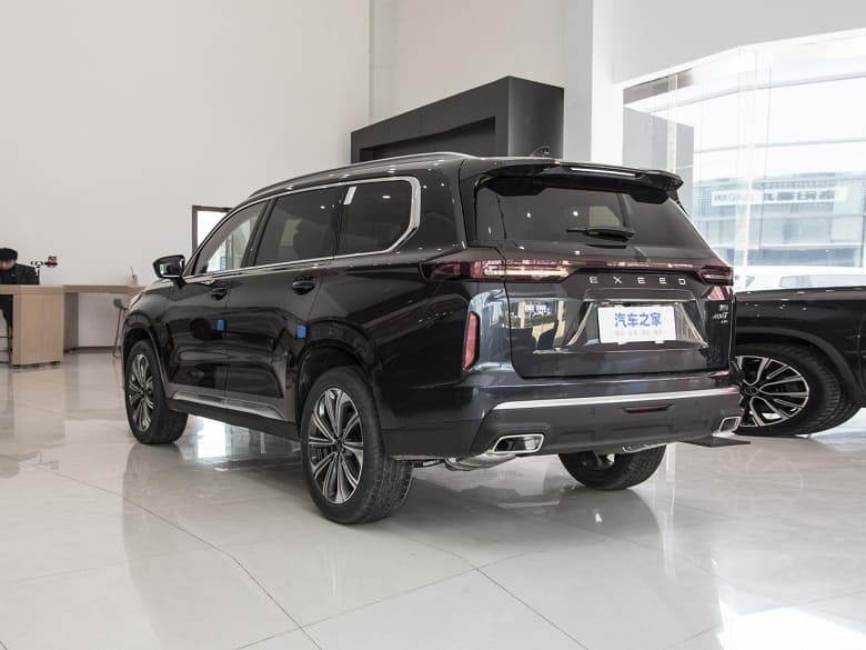 Новый Exeed VX поступил в продажу в Китае. У него более мощный двигатель, 8-ступенчатый «автомат» и три экрана на передней панели
