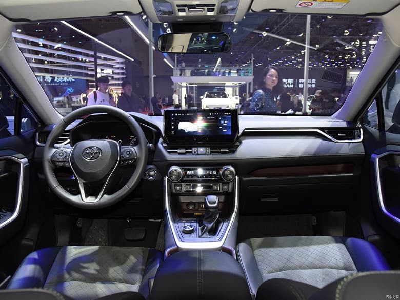 306 л.с., полный привод и двухцветный кузов. Представлен обновленный кроссовер Toyota RAV4 Rongfang