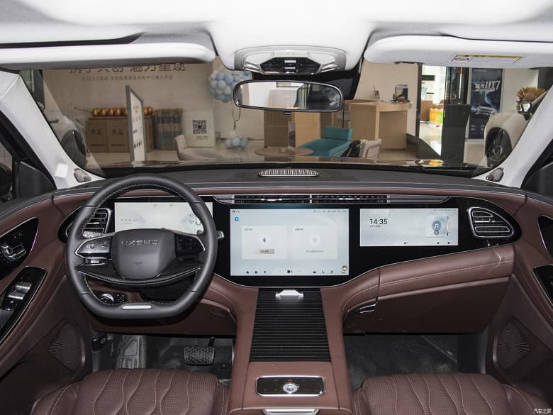 Новый Exeed VX поступил в продажу в Китае. У него более мощный двигатель, 8-ступенчатый «автомат» и три экрана на передней панели