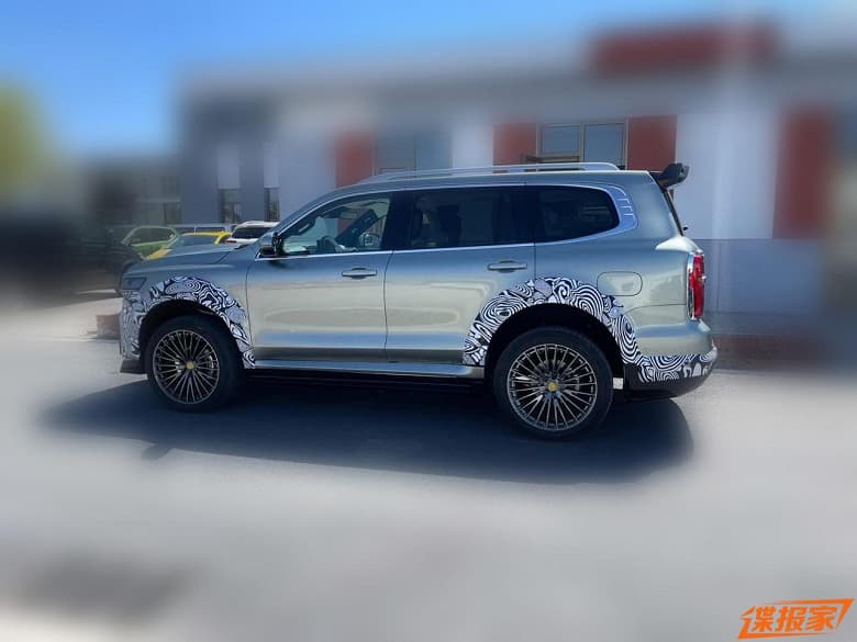 Большой рамный внедорожник Tank 500 стал еще больше похож на Land Cruser 300. Обновленный Tank 500 засняли в Китае