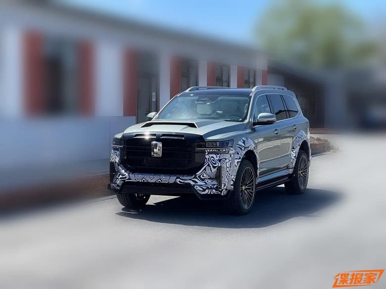 Большой рамный внедорожник Tank 500 стал еще больше похож на Land Cruser 300. Обновленный Tank 500 засняли в Китае