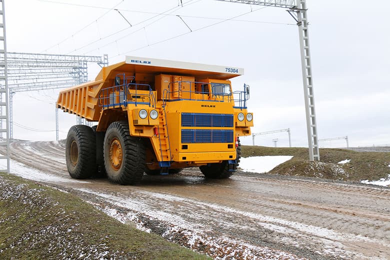 В Белоруссии испытывают 220-тонный самосвал БелАЗ-75304 с российским дизельным мотором мощностью 2400 л.с. В Белоруссии испытывают 220-тонный самосвал БелАЗ-75304 с российским дизельным мотором мощностью 2400 л.с.