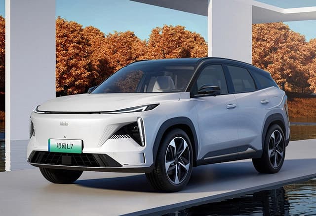 Популярный кроссовер Geely Galaxy L7 с дальностью хода на одном баке бензина в 1370 км стал бестселлером в Китае: более 10 тыс. заказов были сделаны без осмотра автомобиля Популярный кроссовер Geely Galaxy L7 с дальностью хода на одном баке бензина в 1370 км стал бестселлером в Китае: более 10 тыс. заказов были сделаны без осмотра автомобиля