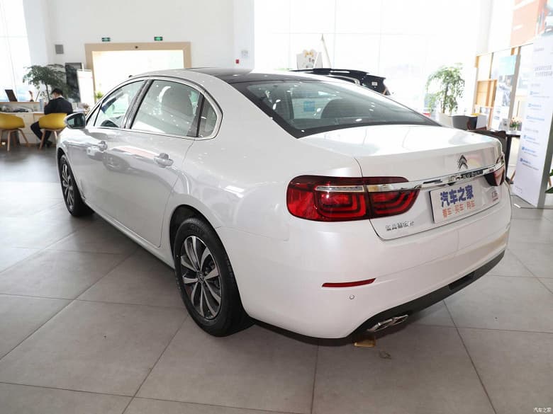 211 л.с., 8-ступенчатый «автомат», почти 5 метров длины и французский шарм. Citroen C6 2023 Commemorative Edition поступил в продажу в Китае