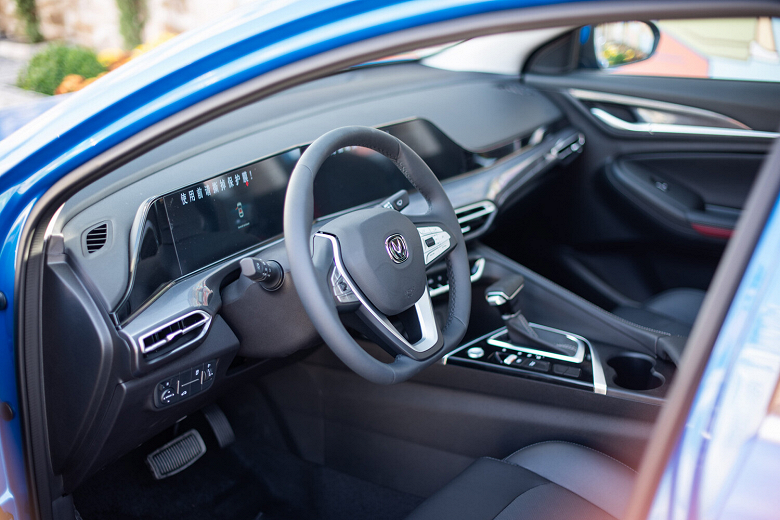 В Москве и Севастополе начали продавать новые китайские седаны Changan Eado Plus