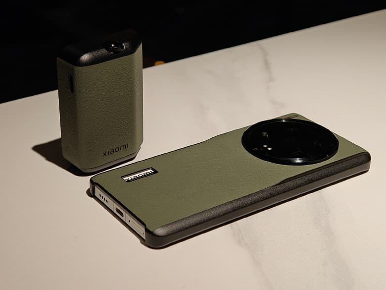 Xiaomi 13 Ultra сравнили с Xiaomi 13 Pro, белый смартфон в спецчехле, возможности зума. Подборка новых фотографий