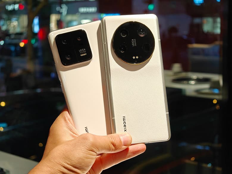 Сравнение Xiaomi 13 Ultra и Xiaomi 13 Pro, белый телефон в защитном чехле, опции зума. Коллекция свежих снимков