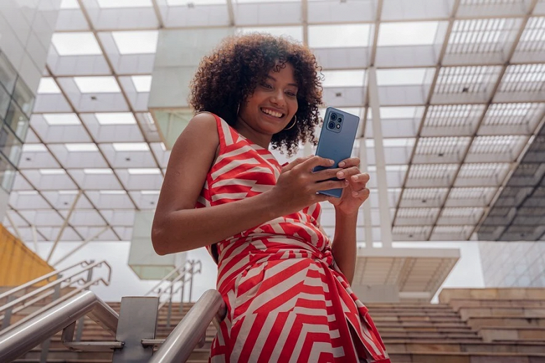 pOLED на 165 Гц, селфи на 60 Мп, 125 Вт и защита от воды IP68. Представлен Motorola Edge 40 Pro