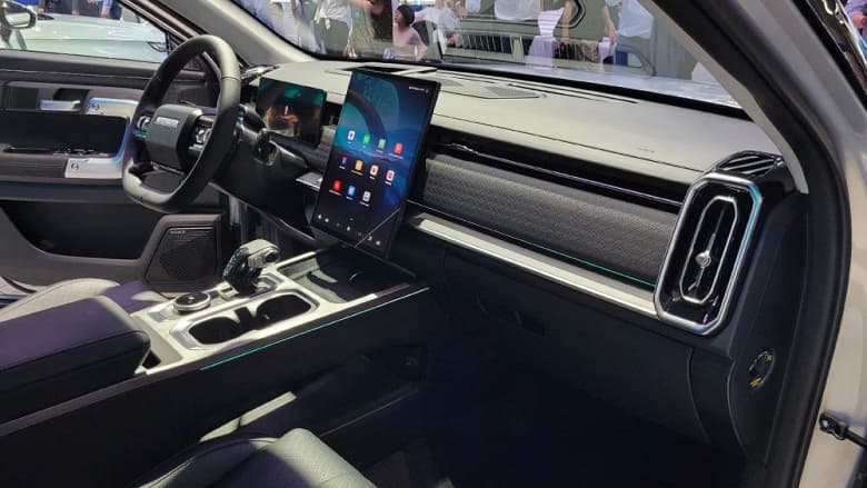 Новый кроссовер Jaecoo 7, который по размерам больше Volkswagen Tiguan, только что представили в Китае, а в августе он уже может приехать в Россию