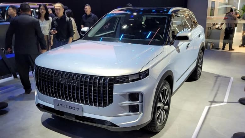 Новый кроссовер Jaecoo 7, который по размерам больше Volkswagen Tiguan, только что представили в Китае, а в августе он уже может приехать в Россию
