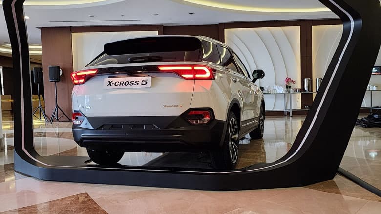 Первые фото кроссовера Lada X-Cross 5, который будут производить в Санкт-Петербурге