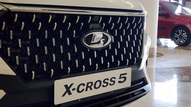 Первые фото кроссовера Lada X-Cross 5, который будут производить в Санкт-Петербурге