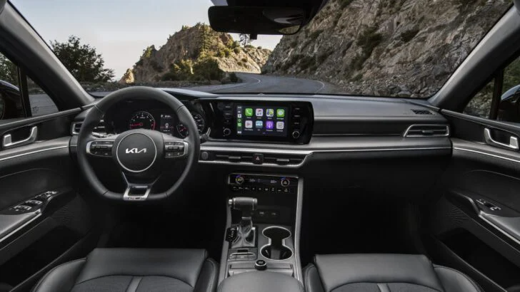 В Россию приехали Kia K5 2023. Цены зависят от моторов, комплектаций и аппетитов дилеров