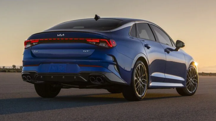 В Россию приехали Kia K5 2023. Цены зависят от моторов, комплектаций и аппетитов дилеров