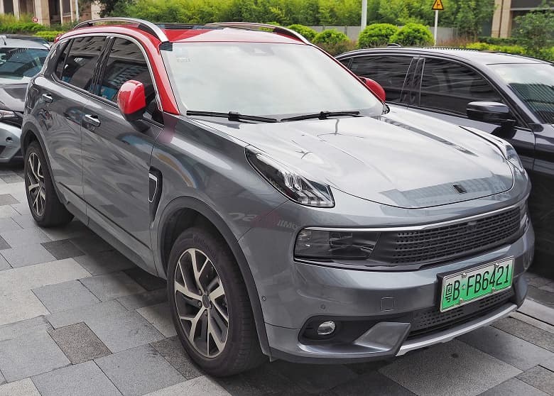 В России появился родной брат Volvo XC40, но с более мощным мотором и менее консервативным дизайном. Сколько дилеры просят за Lynk & Co 01?