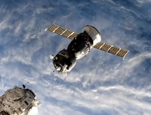 «У вас бывают трудности с парковкой?», — на МКС перестыковали корабль «Союз МС-23»