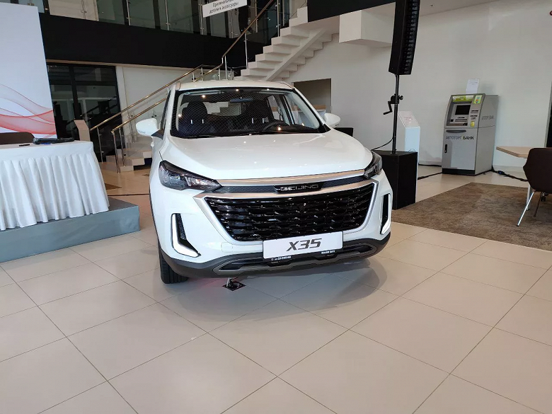 В России открыт первый официальный салон и представлены три модели китайского бренда BAIC